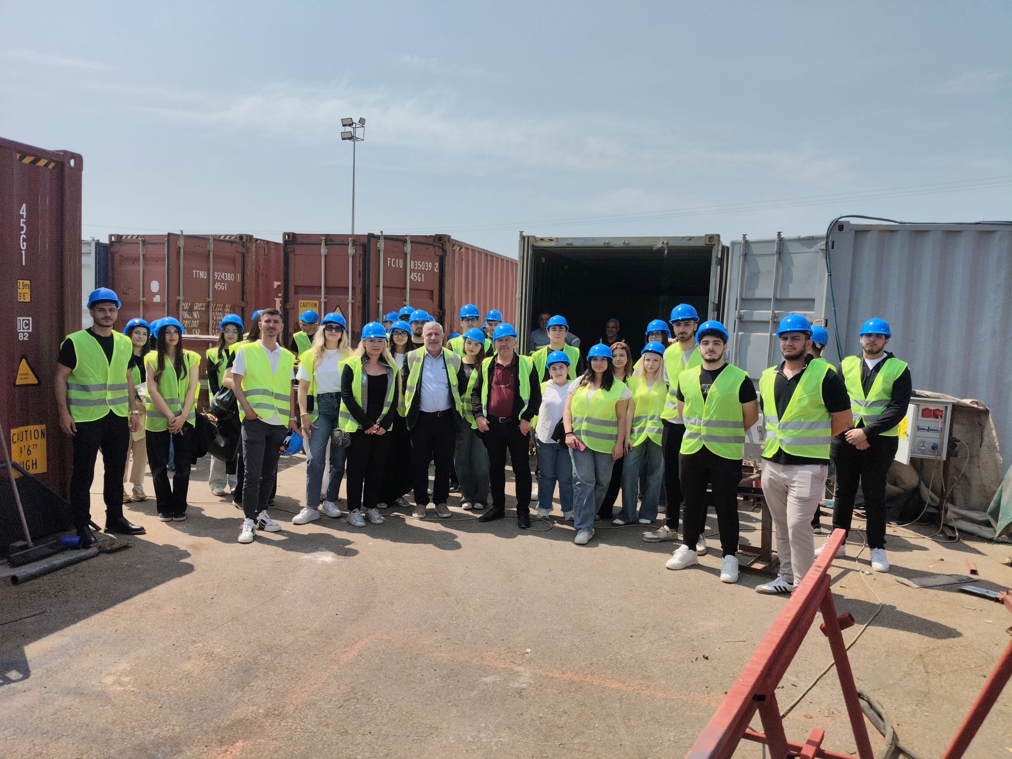 Uluslararası Ticaret ve Lojistik Bölümü Öğrencileri Liman Saha Ziyareti Gerçekleştirdi 