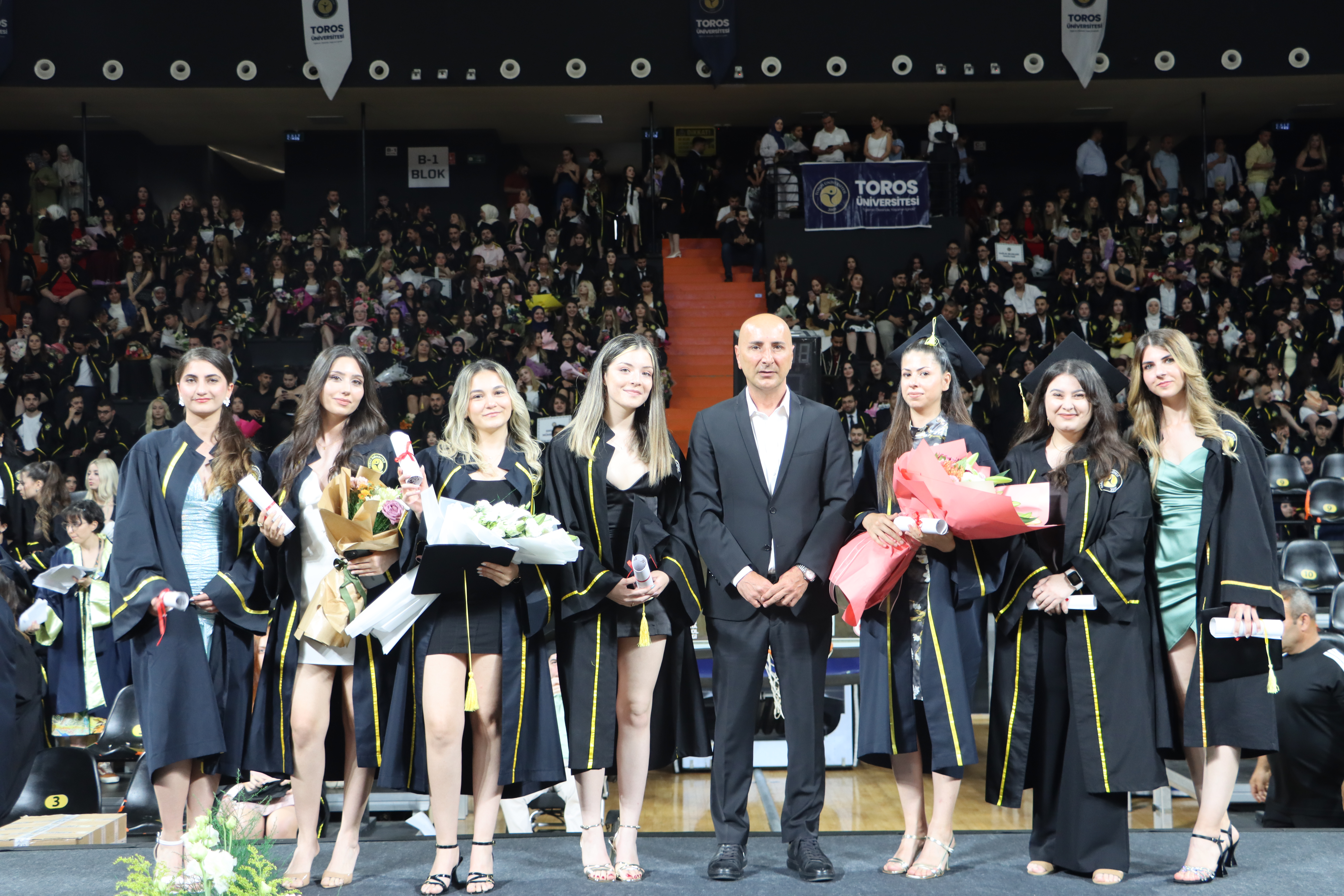 TOROS ÜNİVERSİTESİ’NDE MEZUNİYET COŞKUSU